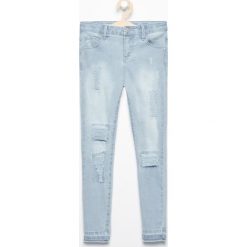 Jeansy slim fit z przetarciami - Niebieski. Niebieskie jeansy dziewczęce marki Reserved. Za 149,99 zł.