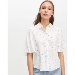 Koszula oversize z krótkim rękawem - Biały. Białe koszule damskie Reserved, bez wzorów, bez kołnierzyka, z krótkim rękawem. W wyprzedaży za 49,99 zł.