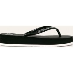 EA7 Emporio Armani - Japonki. Białe klapki damskie EA7 Emporio Armani, bez wzorów, z materiału, bez obcasa, na obcasie. W wyprzedaży za 219,90 zł.