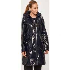 Tommy Hilfiger - Kurtka przeciwdeszczowa. Niebieskie kurtki damskie TOMMY HILFIGER, s, bez wzorów, z bawełny, długie, z kapturem. W wyprzedaży za 649,90 zł.