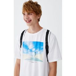 Koszulka ze zdjęciem drogi. Białe koszulki męskie Pull&Bear, m, bez wzorów, bez kołnierzyka, z krótkim rękawem, krótkie. Za 49,90 zł.