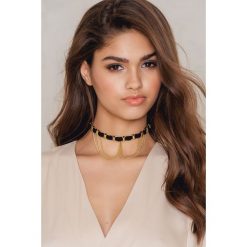 Naszyjniki damskie: NA-KD Accessories Zamszowy naszyjnik z łańcuszkami – Black
