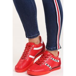 Czerwone Buty Sportowe Story Goes. Czerwone buty sportowe damskie marki Born2be, z aplikacjami. Za 59,99 zł.