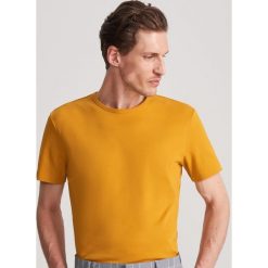 Gladki T-shirt basic - Brązowy. Pomarańczowe t-shirty męskie Reserved, s, bez wzorów, bez kołnierzyka. Za 49,99 zł.