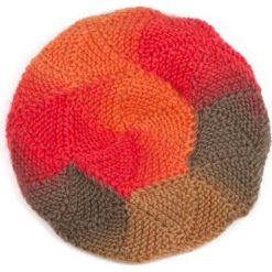 Beret damski Kolorowa wełna pomarańczowy. Pomarańczowe berety damskie marki Art of Polo, w kolorowe wzory, z wełny. Za 66,01 zł.