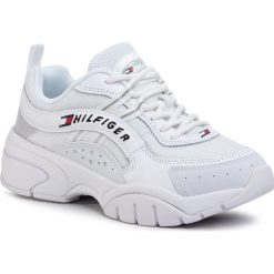 Sneakersy TOMMY JEANS - Heritage Retro Wmn Tommy Runner EN0EN00792 White YBS. Białe półbuty damskie Tommy Jeans, z jeansu. Za 539,00 zł.