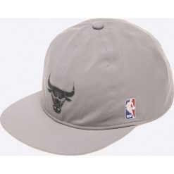 Adidas Originals - Czapka. Szare czapki męskie marki adidas Originals, z bawełny. W wyprzedaży za 69,90 zł.