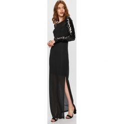 Guess Jeans - Sukienka. Czarne sukienki damskie Guess Jeans, na co dzień, s, z aplikacjami, z elastanu, casualowe, z okrągłym kołnierzem, z długim rękawem, długie, maxi, proste. W wyprzedaży za 259,90 zł.