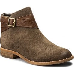 Botki CLARKS - Maypearl Edie 261288504 Olive. Brązowe buty zimowe damskie Clarks, z materiału, na obcasie. W wyprzedaży za 309,00 zł.