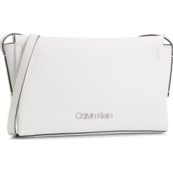 Torebka CALVIN KLEIN - Avant Ew Crossbody K60K605058 107. Białe listonoszki damskie Calvin Klein, bez wzorów, ze skóry ekologicznej, bez dodatków. W wyprzedaży za 279,00 zł.