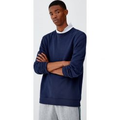 Bluza basic z okrągłym dekoltem. Zielone bluzy męskie marki Pull&Bear, m, bez wzorów, z okrągłym kołnierzem, bez rękawów, bez kaptura. Za 59,90 zł.