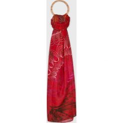 Desigual - Szal. Czerwone szaliki damskie marki Desigual, z poliesteru. W wyprzedaży za 99,90 zł.