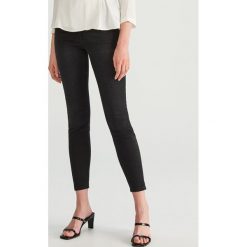 Jeansy slim fit z bawełny organicznej - Czarny. Czarne jeansy damskie marki Reserved, bez wzorów, z bawełny. Za 119,99 zł.