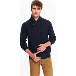 SWETER MĘSKI Z SZALOWYM KOŁNIERZEM I PRZEPLOTAMI. Niebieskie golfy męskie marki Top Secret, na zimę, m, bez wzorów, z dzianiny, eleganckie, bez kołnierzyka, bez kaptura. W wyprzedaży za 39,99 zł.