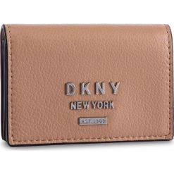 Mały Portfel Damski DKNY - R91ZHB12 Latte LAT. Pomarańczowe portfele damskie DKNY, bez wzorów, ze skóry. W wyprzedaży za 259,00 zł.