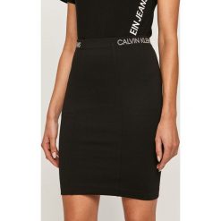 Calvin Klein Jeans - Spódnica. Czarne spódniczki damskie Calvin Klein Jeans, na co dzień, s, z nadrukiem, z elastanu, casualowe, z podwyższonym stanem, mini, ołówkowe. Za 269,90 zł.