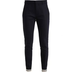 Mos Mosh ABBEY ZIP PANT Spodnie materiałowe navy. Niebieskie spodnie damskie marki Mos Mosh, bez wzorów, z elastanu. W wyprzedaży za 479,20 zł.