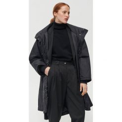 Przeciwdeszczowy oversize'owy płaszcz - Czarny. Czarne płaszcze damskie Reserved, s. Za 499,99 zł.