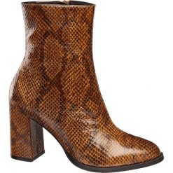 Brązowe botki damskie Vero Moda na obcasie w wężowy wzór Vero Moda koniakowe. Pomarańczowe botki damskie Vero Moda, z materiału, bez obcasa, na obcasie, bez zapięcia. Za 299,90 zł.