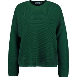 Swetry klasyczne damskie: Weekday AVENUE Sweter green