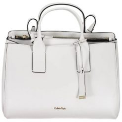 Torebka w kolorze białym - (S)36 x (W)24 x (G)13 cm. Białe torebki klasyczne damskie Calvin Klein, w paski, ze skóry, na ramię, bez dodatków. W wyprzedaży za 619,95 zł.