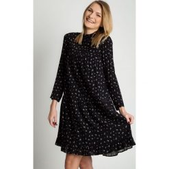 Luźna sukienka z falbanami i długim rękawem RABARBAR. Sukienki damskie RABARBAR, na co dzień, w kwiaty, z tkaniny, z falbankami, z długim rękawem, długie, proste. W wyprzedaży za 305,00 zł.