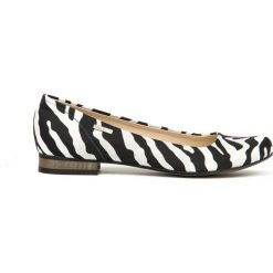 Baleriny na niskim obcasie - skóra naturalna - model 008 - kolor zebra. Szare baleriny damskie Zapato, bez wzorów, ze skóry, eleganckie, na niskim obcasie, na płaskiej podeszwie. Za 309,00 zł.