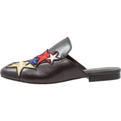Chodaki damskie: Kenneth Cole New York WALLICE III (STAR PATCHES) Klapki black/multicolor
