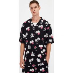 Koszulka polo w palmy i czaszki. Czarne koszulki męskie Pull&Bear, m, bez wzorów, z krótkim rękawem. Za 48,90 zł.