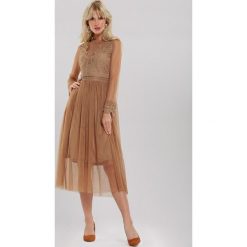 Ciemnobeżowa Sukienka Lylah. Brązowe sukienki damskie Renee, na sylwestra, s, z aplikacjami, z tiulu, eleganckie, bez kołnierzyka, bez rękawów, midi, rozkloszowane. Za 129,99 zł.