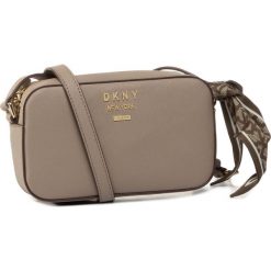Torebka DKNY - Liza Camera Bag R01E1H08 Soft Clay 096. Pomarańczowe listonoszki damskie DKNY, z aplikacjami, ze skóry, zdobione, bez dodatków. W wyprzedaży za 449,00 zł.