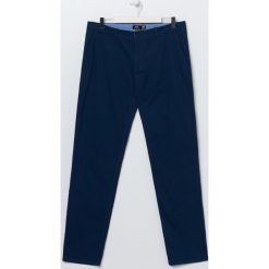 Spodnie chino - Granatowy. Niebieskie spodnie męskie Sinsay, bez wzorów. Za 59,99 zł.