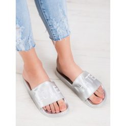 Klapki z eko skÓry love&hate. Klapki damskie SMALL SWAN, bez wzorów, ze skóry ekologicznej, bez obcasa. W wyprzedaży za 49,90 zł.