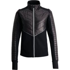 Casall RUNNING HYBRID Kurtka do biegania black. Czarne kurtki sportowe damskie marki Casall, z materiału. W wyprzedaży za 659,45 zł.