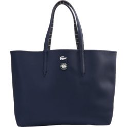 Lacoste Sport SHOPPING BAG Torba sportowa marine filet. Niebieskie torebki damskie sportowe Lacoste Sport, bez wzorów, sportowe, bez dodatków. W wyprzedaży za 439,20 zł.