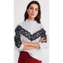 Sweter z ozdobną koronką - Jasny szary. Szare swetry damskie Reserved, s, w koronkowe wzory, z koronki, bez rękawów, bez kaptura. Za 119,99 zł.