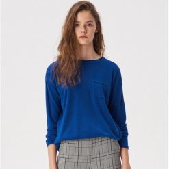 Gładki sweter z kieszenią - Niebieski. Niebieskie swetry damskie Sinsay, s, bez wzorów, bez rękawów, bez kaptura. W wyprzedaży za 29,99 zł.