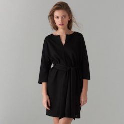 Sukienka typu kimono - Czarny. Czarne sukienki damskie Mohito, s, bez wzorów, bez kołnierzyka, bez rękawów. Za 119,99 zł.