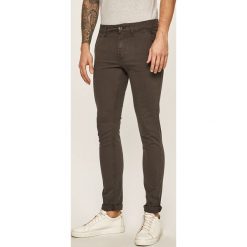 Guess Jeans - Spodnie. Szare spodnie męskie Guess Jeans, na co dzień, m, z aplikacjami, z elastanu, casualowe. W wyprzedaży za 269,90 zł.