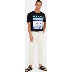 Koszulka Miami Vice z nadrukiem fotograficznym. Czarne koszulki męskie Pull&Bear, m, z nadrukiem, bez kołnierzyka, z krótkim rękawem, krótkie. Za 29,90 zł.
