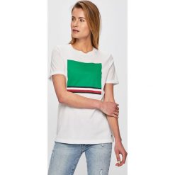 Tommy Hilfiger - Top. Białe bluzki damskie TOMMY HILFIGER, s, z nadrukiem, z bawełny, z okrągłym kołnierzem. W wyprzedaży za 149,90 zł.