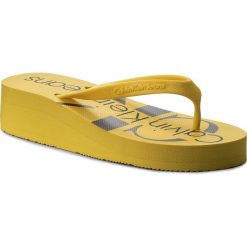 Japonki CALVIN KLEIN JEANS - Tesse Jelly RE9734 Accent Yellow. Żółte klapki damskie marki Calvin Klein Jeans, bez wzorów, z jeansu, bez obcasa. W wyprzedaży za 139,00 zł.