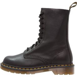 Dr. Martens 1490 10 EYE VIRGINIA Botki sznurowane black. Czarne botki damskie Dr. Martens, ze skóry, bez obcasa, na sznurówki. Za 759,00 zł.