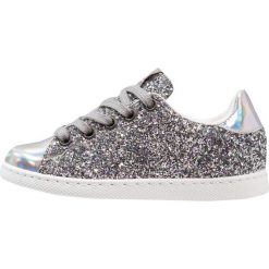 Victoria Shoes DEPORTIVO GLITTER Tenisówki i Trampki plata. Szare trampki chłopięce marki Victoria Shoes, z materiału. Za 299,00 zł.