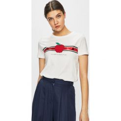 Only - Top. Białe topy damskie marki ONLY, s, z aplikacjami, z bawełny, z okrągłym kołnierzem. Za 59,90 zł.