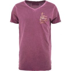 True Religion Tshirt z nadrukiem plum. Fioletowe koszulki polo męskie marki True Religion, xxl, z nadrukiem, z bawełny. Za 339,00 zł.