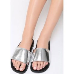 Srebrne Klapki Unwind. Szare crocsy damskie marki Born2be, z lakierowanej skóry, na platformie. Za 49,99 zł.