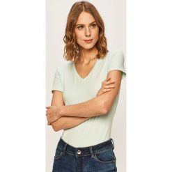 Guess Jeans - T-shirt. Różowe bluzki damskie Guess Jeans, s, z nadrukiem, z elastanu, casualowe, bez kołnierzyka. W wyprzedaży za 99,90 zł.