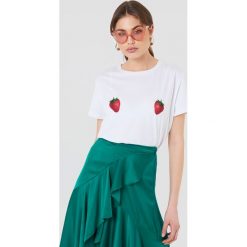 NA-KD T-shirt Strawberry - White. Białe t-shirty damskie marki NA-KD, z nadrukiem, z bawełny. W wyprzedaży za 51,07 zł.