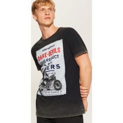 T-shirt z nadrukiem - Szary. Szare t-shirty męskie z nadrukiem marki House, s. Za 49,99 zł.